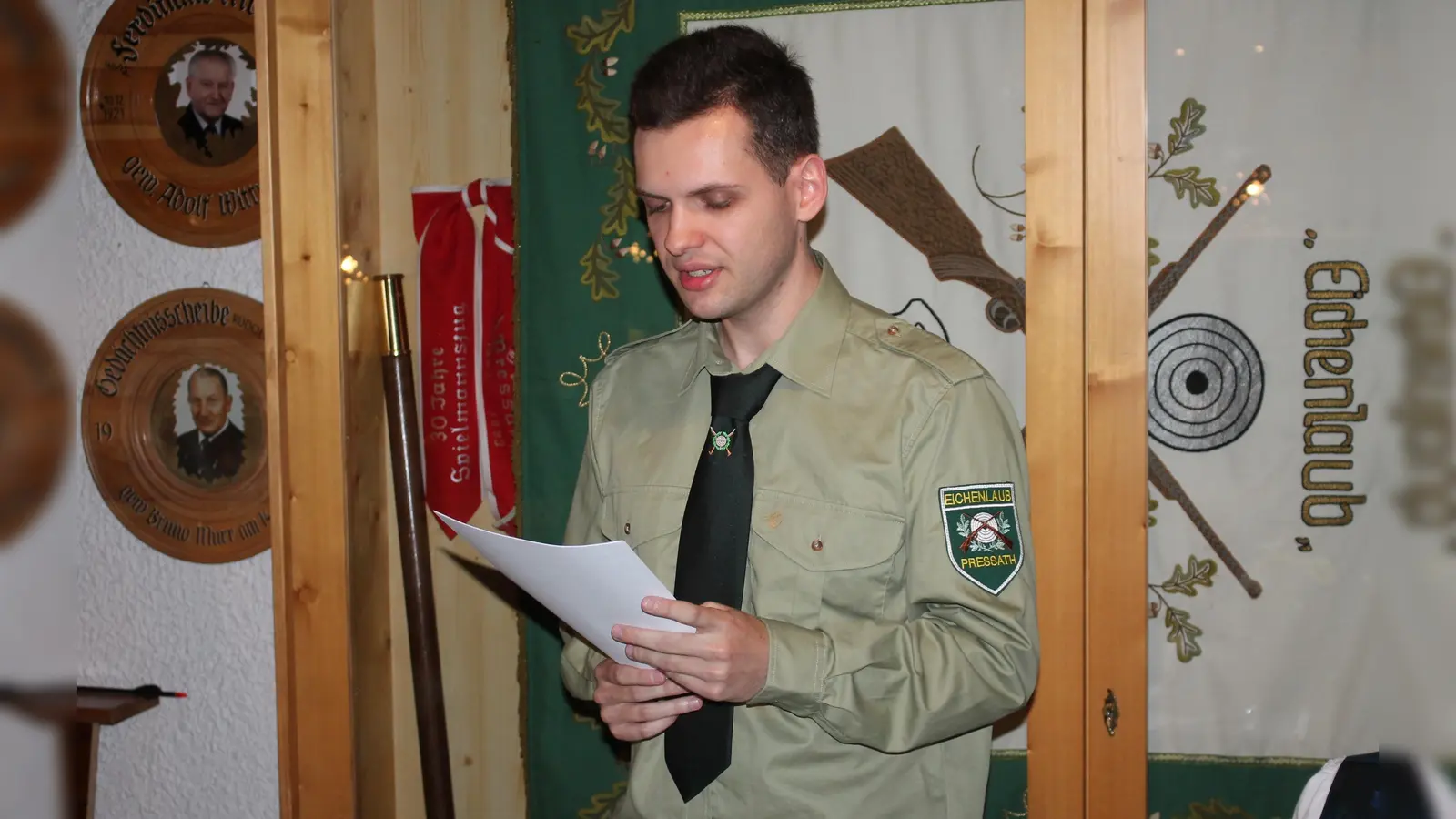 Stellvertretend für den verhinderten Schützenmeister Kay Müller hielt „Vize” Marco Schmid in der Hauptversammlung Rückschau auf das Vereinsjahr von „Eichenlaub” Pressath. (Bild: Bernhard Piegsa)
