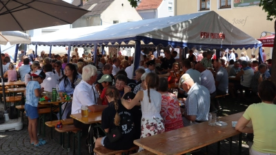 Beste Musik, gutes Essen und ein schattiges Plätzchen vor dem Pfarrheim Rieden: Das Sommerfest der Blaskapelle St. Georg Rieden war wieder kurzweilig und zünftig. (Bild: Michael Rabenhofer)