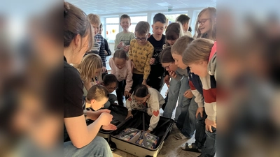 Schüler beim Öffnen des Koffers mit den Lektüren. (Bild: Simone Völkl)
