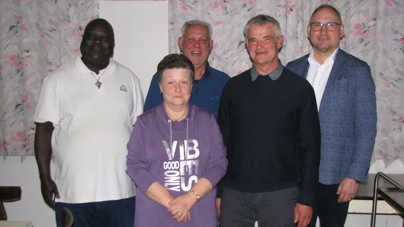 Richard Kammerer (hinten rechts.) gratulierte Annerose Schlehuber und Josef Gleißner (vorne von links) zu ihrer Wahl und wünschte sich von der Kolpingsfamilie weiterhin soziales Engagement in der Marktgemeinde. (Bild: Johann Kneißl)