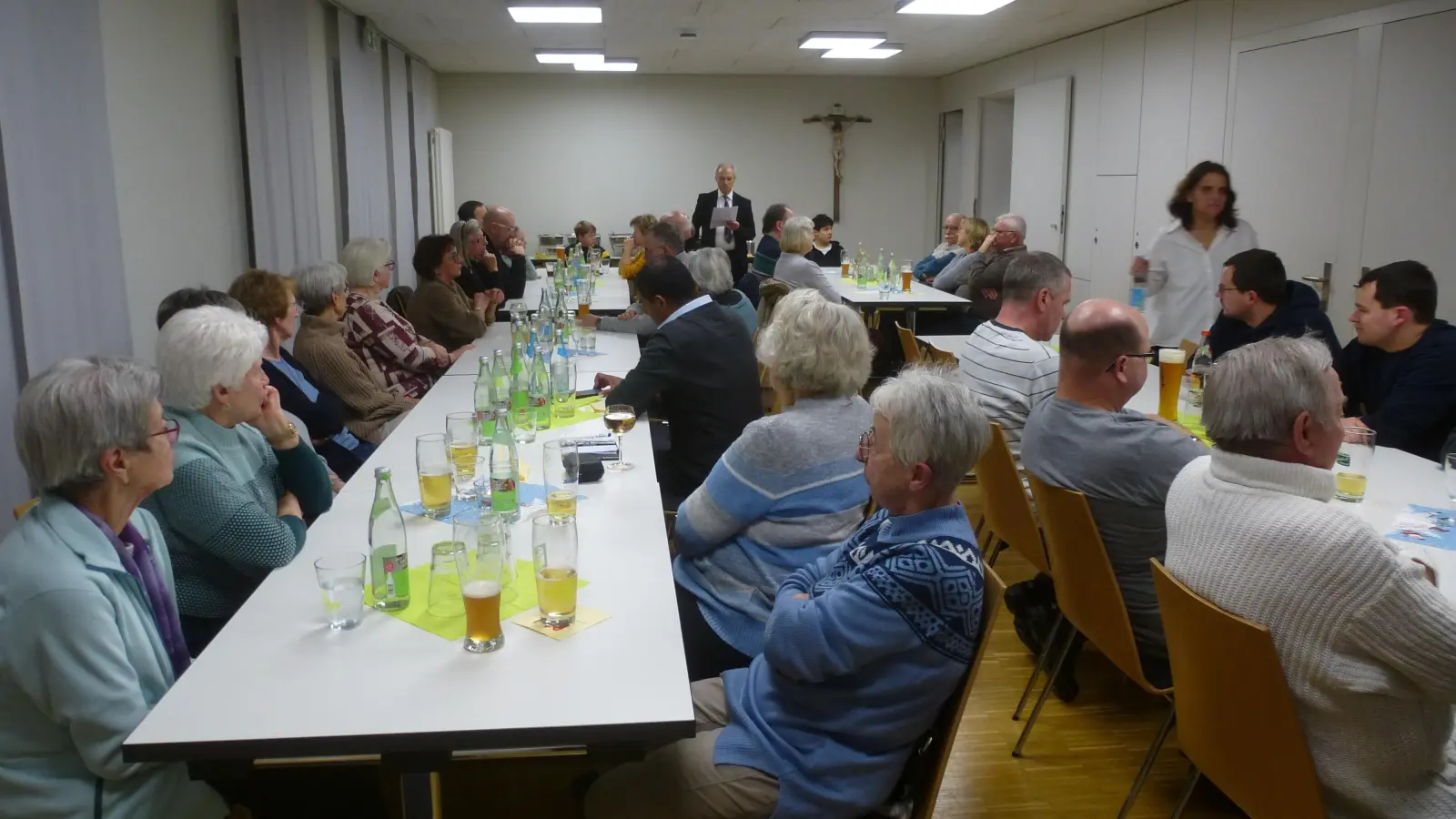 Pfarrer Varghese dankt stehend den Ehrenamtlichen und bat um Mithilfe bei der Suche nach geeigneten Kandidaten für die Pfarrgemeinderatswahl am 1.März.. (Bild: Siegfried Bock)