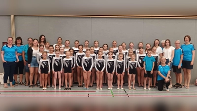 Turnkinder mit ihren ÜL, Kampfrichtern + Helfern (Bild: Anita Bauer/Annette Punzmann)