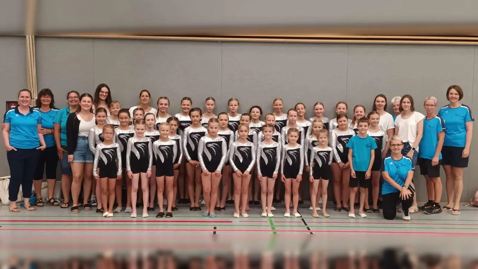 Turnkinder mit ihren ÜL, Kampfrichtern + Helfern (Bild: Anita Bauer/Annette Punzmann)