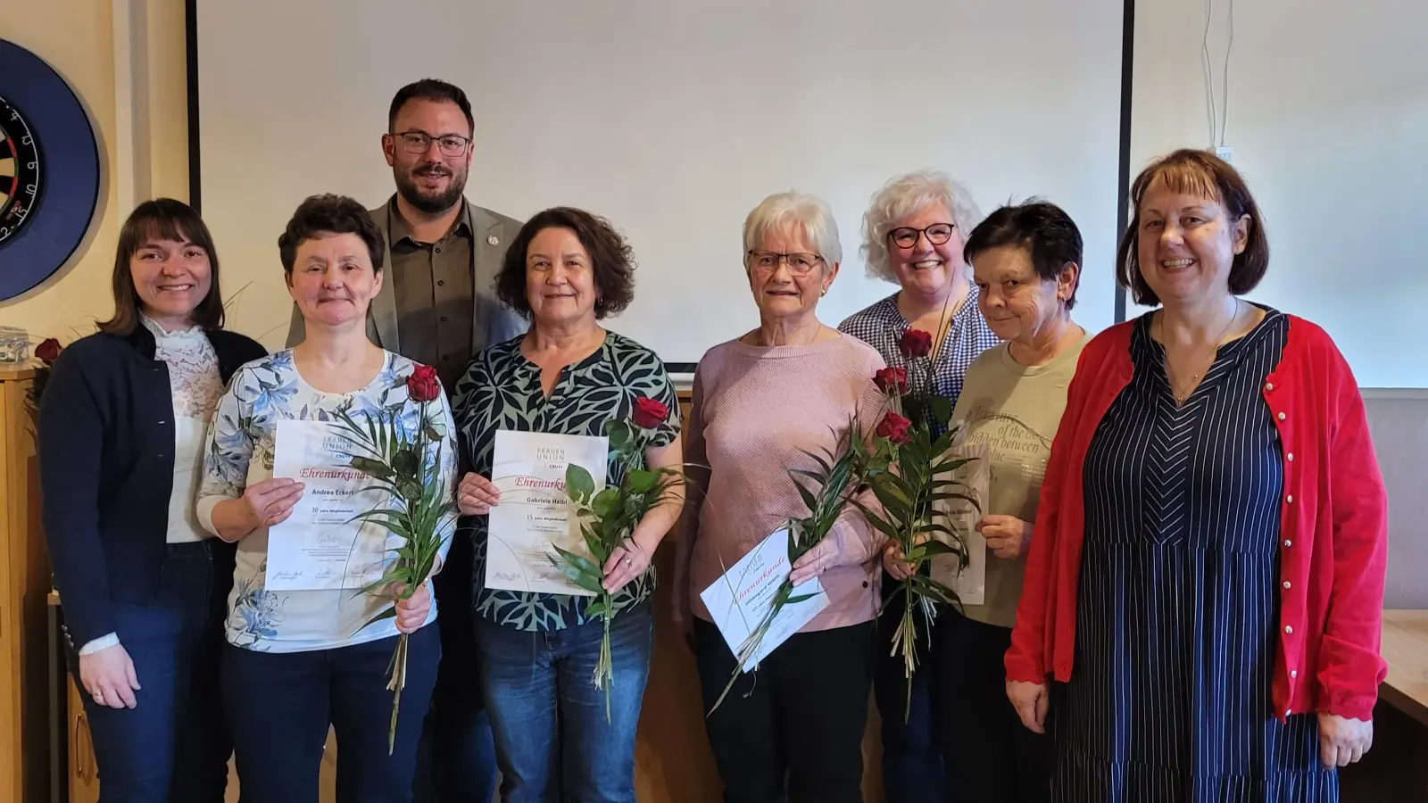 V.l.: Nicole Presche, Andrea Eckert, Julian Kraus, Gabriele Heibl, Hildegard Wölfl, Gabi Schätzler, Monika Wildenauer und Annett Kamm (Bild: Lisa Ziegler)