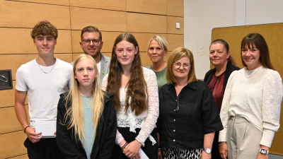 Jan Fichtner, Niwat Eneff und Lena Hastler wurden als Quali-Beste von Bürgermeister Michael Meiler, Klassenleiterin Kathrin Kraus, Rektorin Martina Heidner, sowie Nicole Bauer und Nadine Mückl vom Elternbeirat besonders geehrt. (Bild: Kerstin Kiener)