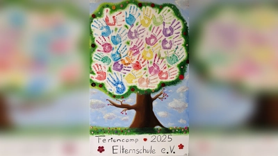 Ein gemeinsames Ferienkunstwerk: Unser Ferienbaum 2025 – mit Handabdrücken aller Kinder. Er bleibt im Mehrgenerationenhaus aufgehängt und erinnert an eine fröhliche gemeinsame Zeit. (Bild: Olga Bart)