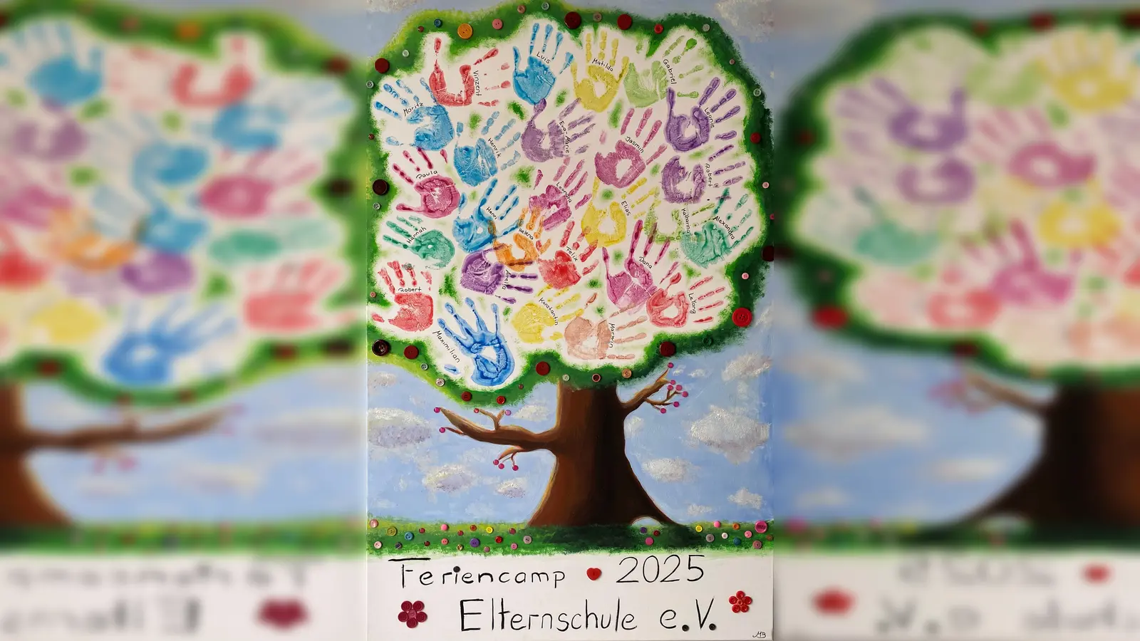 Ein gemeinsames Ferienkunstwerk: Unser Ferienbaum 2025 – mit Handabdrücken aller Kinder. Er bleibt im Mehrgenerationenhaus aufgehängt und erinnert an eine fröhliche gemeinsame Zeit. (Bild: Olga Bart)