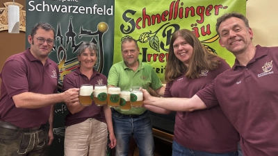 Die Vorstände (v.l.n.r.) Philipp Korb, Margit Matzke, Kristina Betz und Sebastian Lindner stoßen mit Brauer Jürgen Schnellinger (Mitte) auf eine gelungene Serenade an. (Bild: Emilia Lindner)