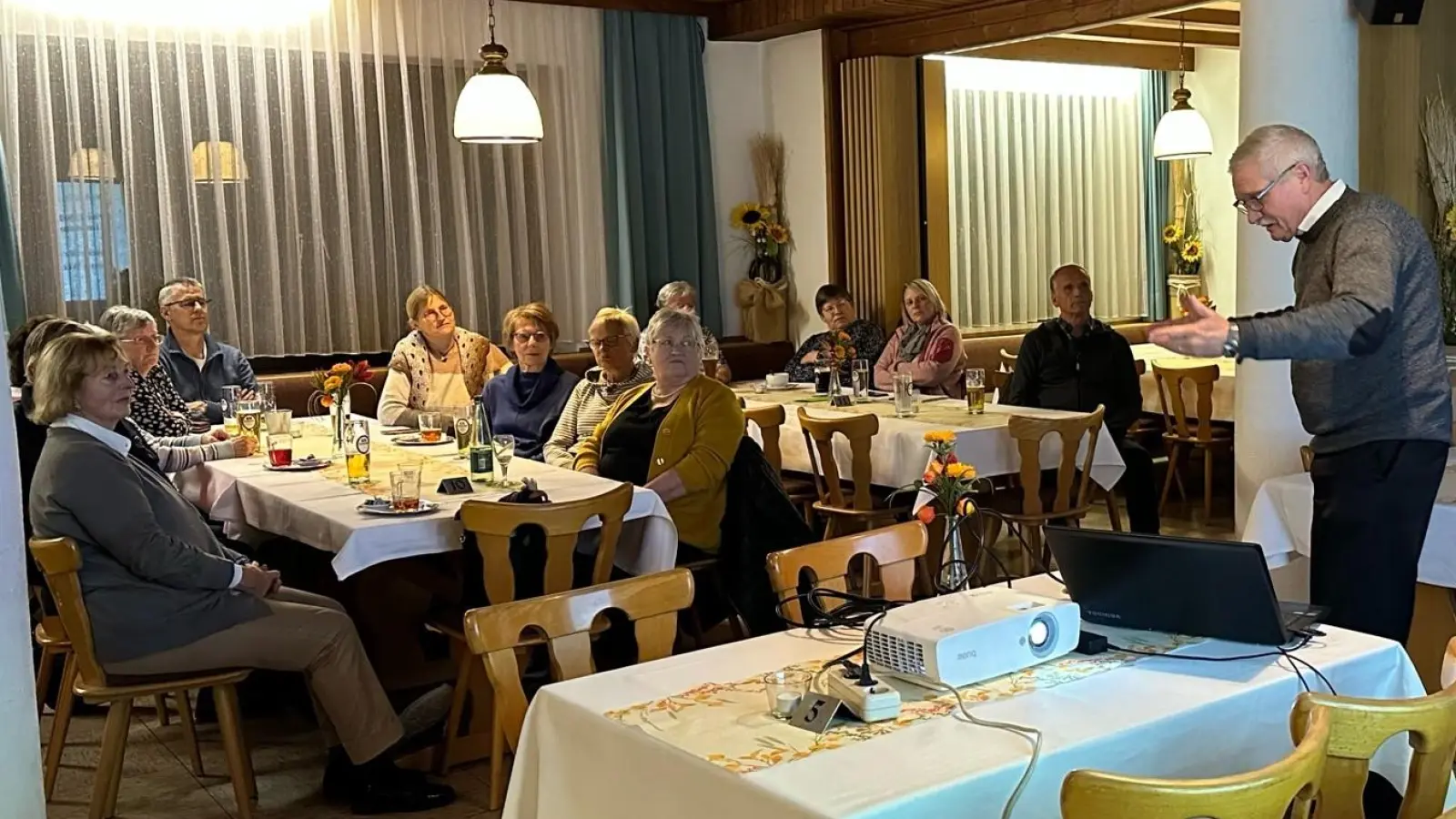 Unterstützt von einer Bilderpräsentation referierte Pfarrer Dr. Silfredo Dalferth zum Thema „Wasser” (Bild: Isgard Forschepiepe)