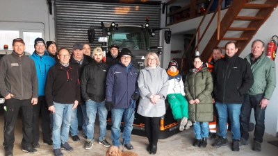 Auf dem Bild die Besuchergruppe der Freien Wähler bei der Besichtigung des gemeindlichen Bauhofes, v.l . Markus Konrad, Norbert Neumann, Lorenz Haberkorn, Richard Schiedeck, Gottfried Richtmann, 2. Bürgermeister Stefan Siller, Michael Schiedeck, Florian Schaumberger, Reinhard Ernstberger, Bürgermeisterkandidatin Andrea Schwägerl, Gabriel Neumann, Christina Fellner, Bauhofleiter Peter Hofmann, Matthias Hart und Reinhard Wurm. (Bild: Max Bindl)