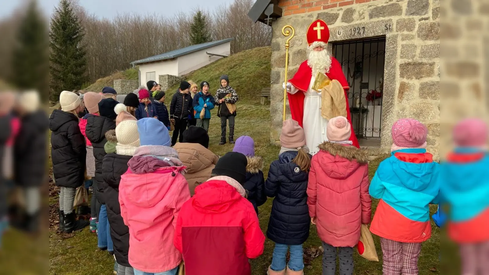 Andächtig lauschten die Kids den Worten des Heiligen Nikolaus (Bild: Gerhard Steiner)