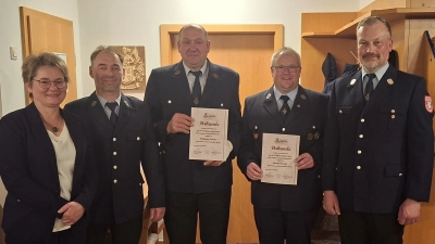 1. Vorstand Johann Laubmeier überreichte Roland Drexler und Wolfgang Krämer zusammen mit 2. Vorstand Andreas Mösbauer und Bürgermeisterin Sonja Meier die Auszeichnungen (von rechts). (Bild: Veronika Götz)