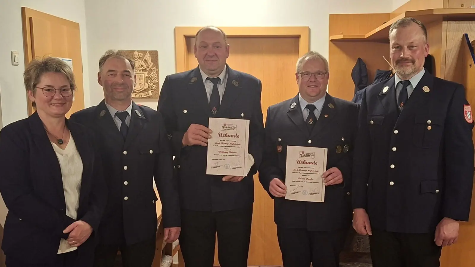 1. Vorstand Johann Laubmeier überreichte Roland Drexler und Wolfgang Krämer zusammen mit 2. Vorstand Andreas Mösbauer und Bürgermeisterin Sonja Meier die Auszeichnungen (von rechts). (Bild: Veronika Götz)