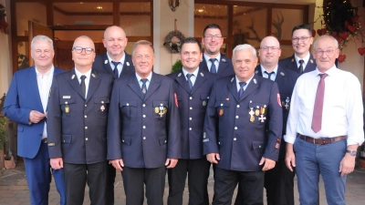 Die geehrten Vilshofener Feuerwehrler mit Landrat, Bürgermeister und den Feuerwehr-Führungskräften. (Bild: Joachim Gebhardt)