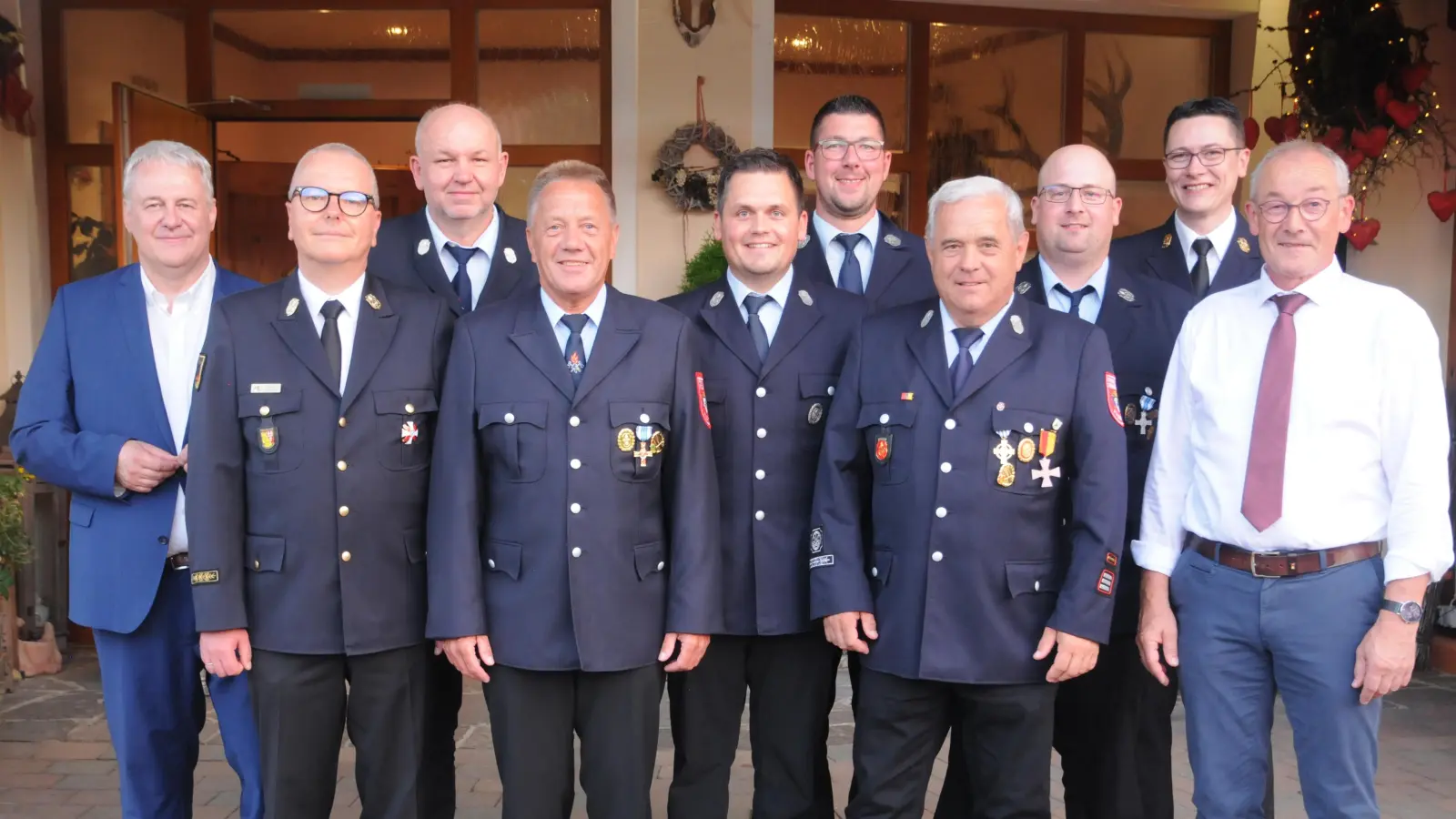 Die geehrten Vilshofener Feuerwehrler mit Landrat, Bürgermeister und den Feuerwehr-Führungskräften. (Bild: Joachim Gebhardt)