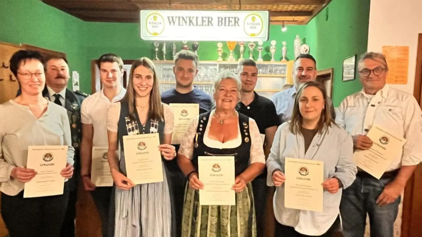 Die Ehrung langjähriger Mitglieder und die Auszeichnung mit Ehrenzeichen und Urkunden sind der Dank für die Mitarbeit und die Unterstützung des Vereins, sagte Schützenmeisterin Barbara Guttenberger (vordere Reihe Mitte). (Bild: Paul Böhm)