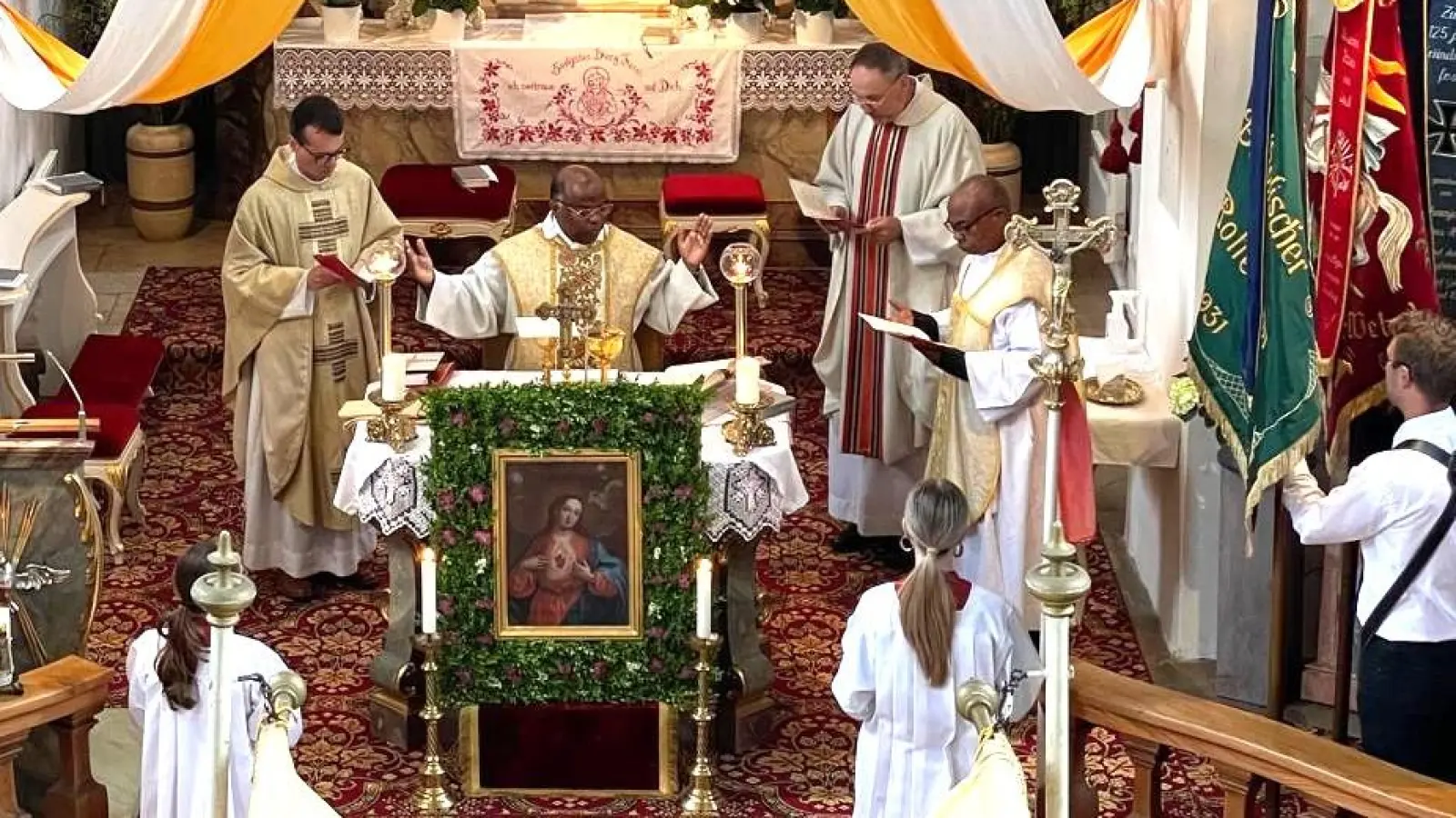 Festgottesdienst mit den Fahnenabordnungen und von links am Altar Pfarrer Maximilian Moosbauer, Pfarrer Moses Gudapati, Pfarrer Gerhard Wagner und Kaplan Placide Kabamba (Bild: Karlheinz Hofmann)
