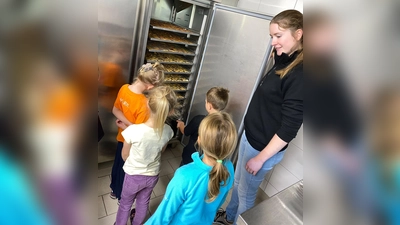 Monika Hirtreitner (re) zeigt den Kindern den Dörrautomat für ihre Apfelringe (Bild: Christina Rosner)