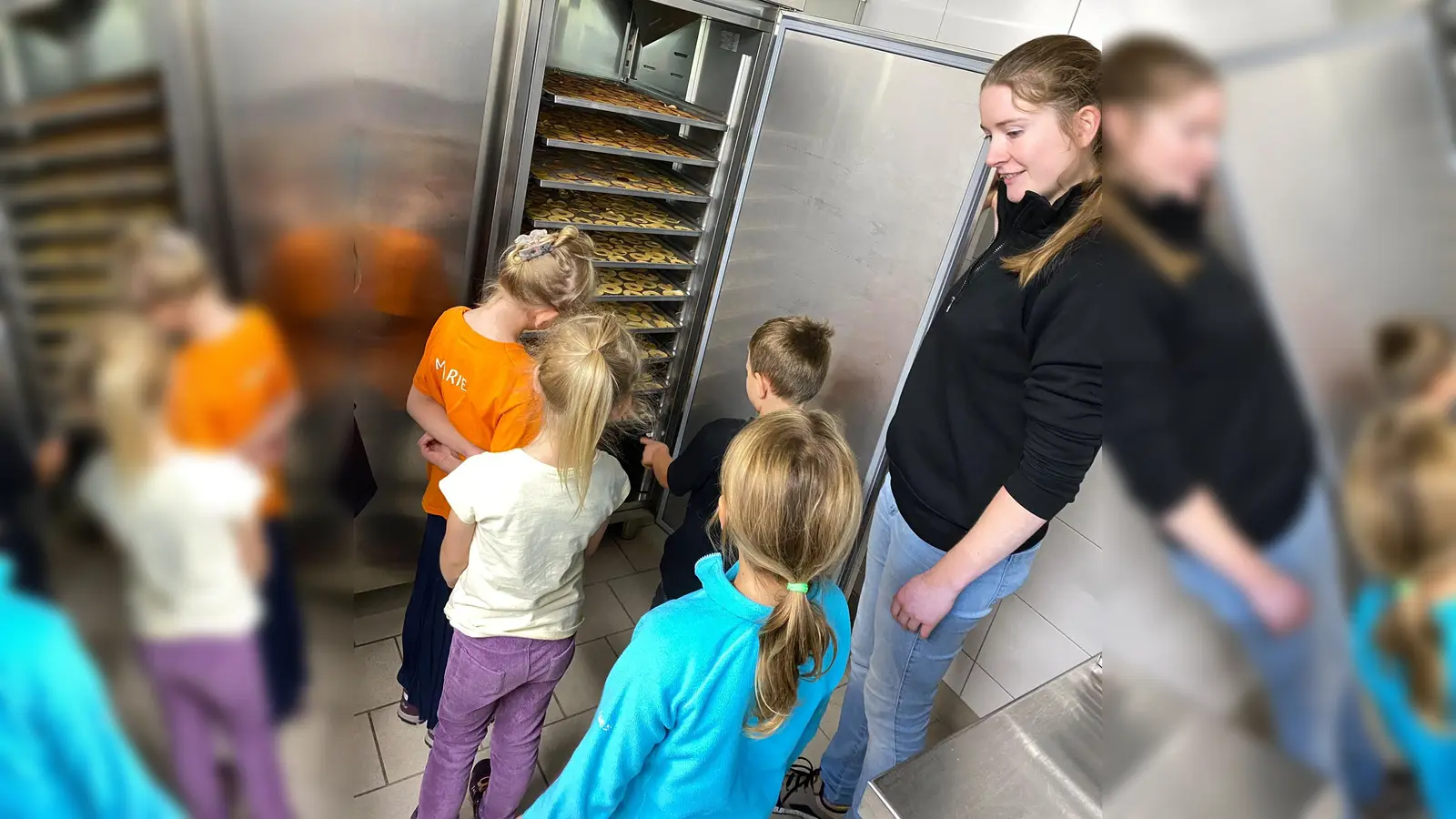 Monika Hirtreitner (re) zeigt den Kindern den Dörrautomat für ihre Apfelringe (Bild: Christina Rosner)