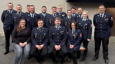 Zu den wiedergewählten Mitglieder wurden in den Verwaltungsrat neu Schriftführerin Julia Decker (vorne li.), Aktiven-Vertreterin Janine Krämer (2.v.r.) und Aktivenvertreter Felix Wild (hinten 3.v.l.) gewählt. Gratulationen kamen von Kommandanten Georg Rauch (re).<br> (Bild: Karl Ziegler)