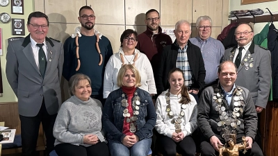 Stehend von links: Ludwig Nossek, Andreas Wurm, Martina Grundler, Stefan Baumgartl, Franz Strehl, Heinz Kunz, Rudolf Grundler sen. Sitzend von links: Brigitte Krämer, Elisabeth Meier, Sofie Krämer, Rudolf Grundler jun. (Bild: Hermann Meier)