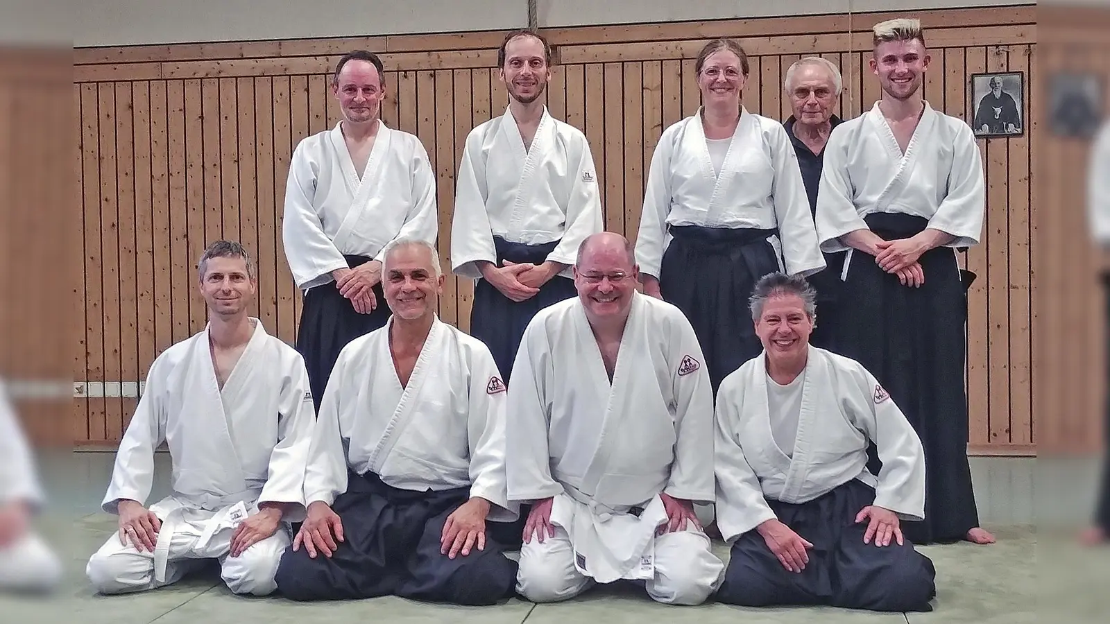 Die zur Prüfung anwesenden Aikidoka. Vorne zweiter von rechts der Prüfling Markus Linz. (Bild: Thorsten Nowak)