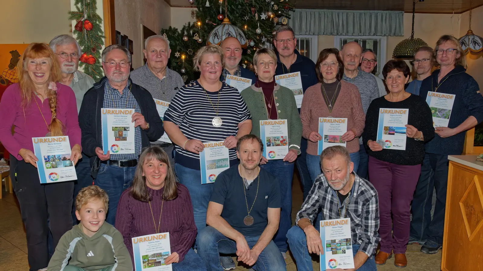 Teilnehmer bei den Bildern des Monats, die im monatlichen Wechsel im Fotoclubschaukasten zu sehen sind (Bild: Thomas Enslein)