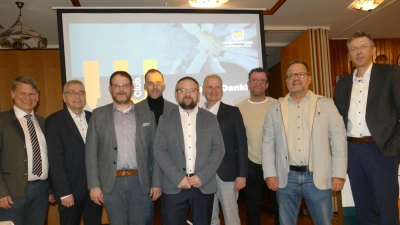 Präsident Günther Kamm (Zweiter von links) und Ehrenpräsident Jürgen Spickenreuther (rechts) freuen sich über den Besuch des künftigen Oberbürgermeisters Benjamin Zeitler (links) und die neuen Mitglieder des Wirtschaftsclubs, die sich bei der Jahresversammlung vorstellten. (Bild: Walter Güntner)