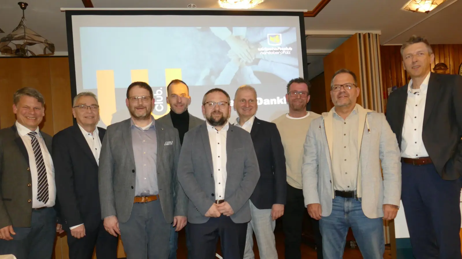 Präsident Günther Kamm (Zweiter von links) und Ehrenpräsident Jürgen Spickenreuther (rechts) freuen sich über den Besuch des künftigen Oberbürgermeisters Benjamin Zeitler (links) und die neuen Mitglieder des Wirtschaftsclubs, die sich bei der Jahresversammlung vorstellten. (Bild: Walter Güntner)