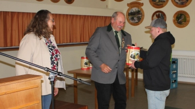Zwei Fässer Bier winkten den Böllerschützen der „Tannenzweig”-Schützengesellschaft (rechts Lukas Baumann mit Schützenmeister Hans Hey und Bürgermeisterin Carmen Pepiuk): Mit 15 Mitstreitern und 473 Ringen hatten sie sich die ersten Preise sowohl in der Meistbeteiligungswertung als auch im Mannschafts-Punkteertrag gesichert. (Bild: Bernhard Piegsa)