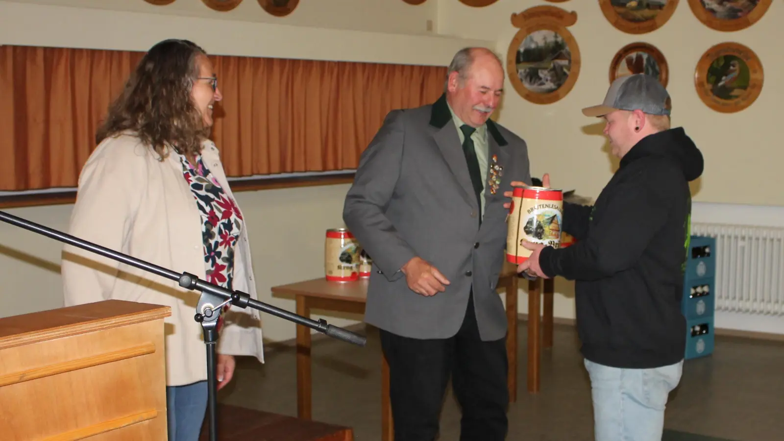 Zwei Fässer Bier winkten den Böllerschützen der „Tannenzweig”-Schützengesellschaft (rechts Lukas Baumann mit Schützenmeister Hans Hey und Bürgermeisterin Carmen Pepiuk): Mit 15 Mitstreitern und 473 Ringen hatten sie sich die ersten Preise sowohl in der Meistbeteiligungswertung als auch im Mannschafts-Punkteertrag gesichert. (Bild: Bernhard Piegsa)
