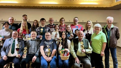 Gauschriftführer Dominik Brenner, Schützenmeisterin Hildegard Werner und Sportleiter Hans Grötsch mit den Gewinnern des diesjährigen Weihnachtsschießens. (Bild: Kerstin Krämer-Höreth)