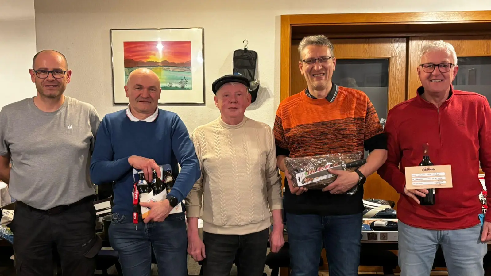 1. Vorstand Christian Stöcklmeier (links) gratuliert den Siegern und dem letzten des Preisschafkopfs. (v.r) 2. Sieger Stefan Behringer, 1. Sieger Andreas Goger, 2. Sieger Georg Übelacker, letzter Platz Georg Mutzbauer. (Bild: Christian Stöcklmeier)