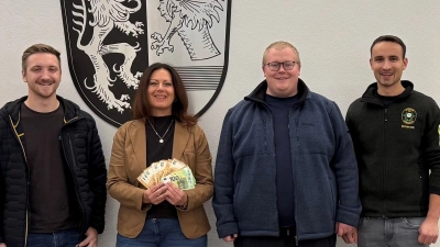 Lichtblicke-Schirmherrin Claudia Grillmeier (2. v.l.) zusammen mit den KLJB-Verantwortlichen Christoph Reichl, Paul Kraus, Georg Wurm (v.l) bei der Spendenübergabe. (Bild: Lena Schedl)