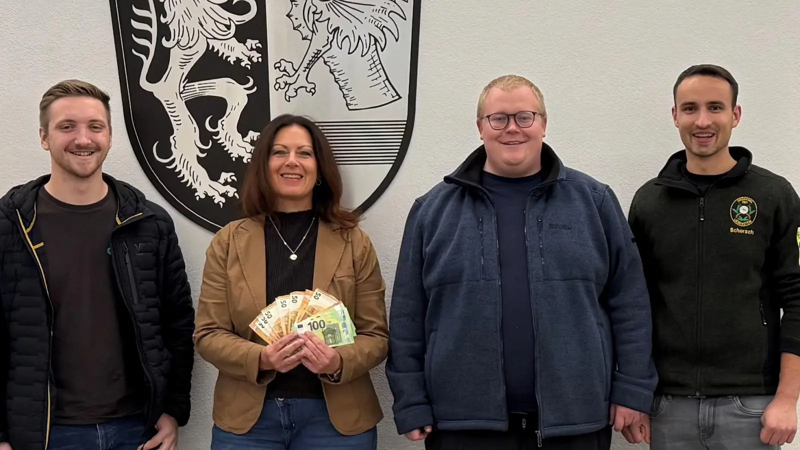 Lichtblicke-Schirmherrin Claudia Grillmeier (2. v.l.) zusammen mit den KLJB-Verantwortlichen Christoph Reichl, Paul Kraus, Georg Wurm (v.l) bei der Spendenübergabe. (Bild: Lena Schedl)