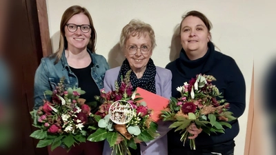 Kreisvorsitzende MdL Nicole Bäumler gratuliert der Ehrenvorsitzenden Johanna Krauß und ihrer Nachfolgerin und 1.Vorsitzende Saskia Bäuml. (von links)  (Bild: Ronja Bäuml)