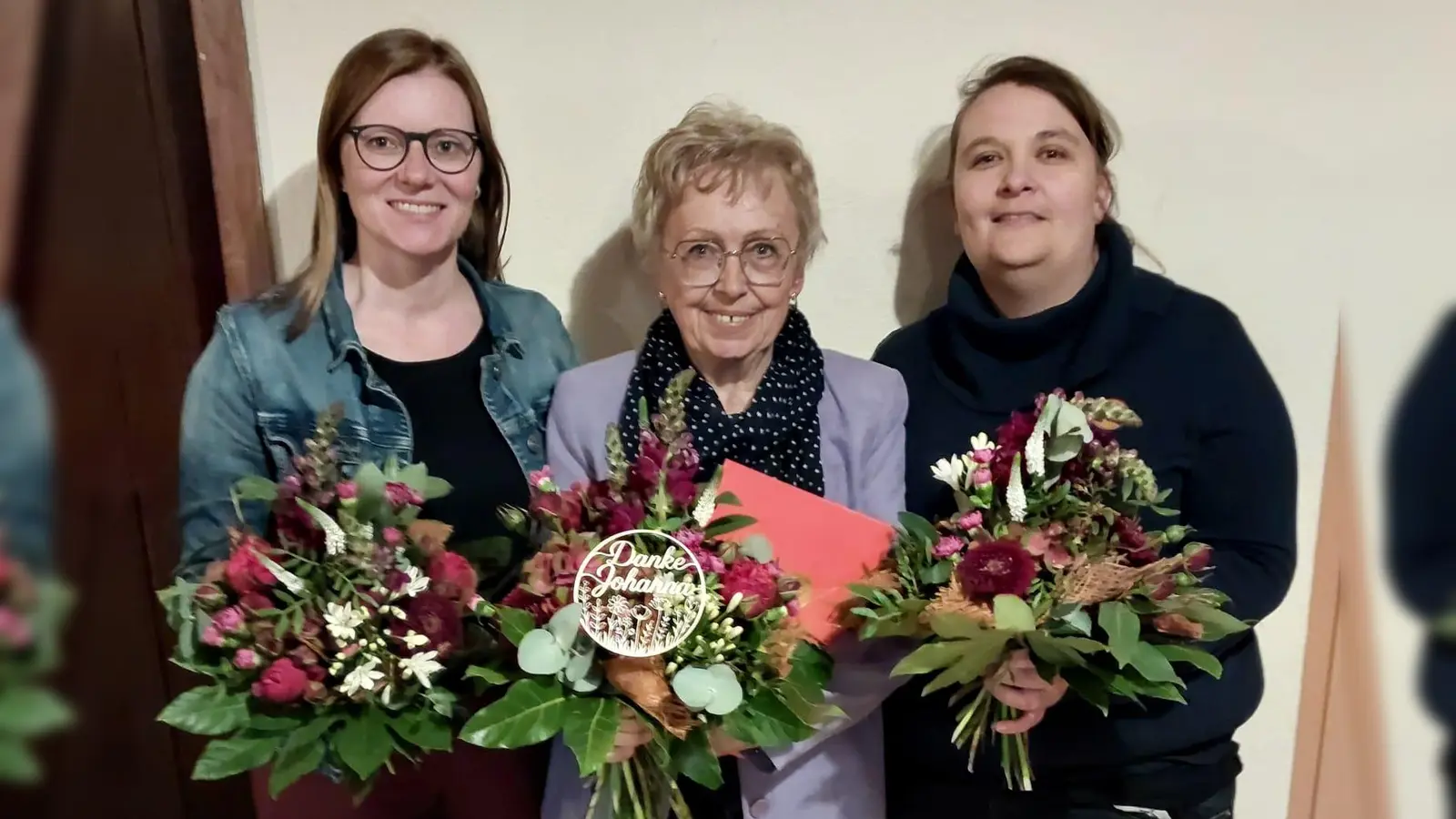 Kreisvorsitzende MdL Nicole Bäumler gratuliert der Ehrenvorsitzenden Johanna Krauß und ihrer Nachfolgerin und 1.Vorsitzende Saskia Bäuml. (von links)  (Bild: Ronja Bäuml)