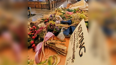 Die Kolpingsfamilie verkaufte Erntesträuße und Fladenbrote zu Gunsten der Kolping-Entwicklungshilfe in Brasilien. (Bild: Markus Aschenbrenner)