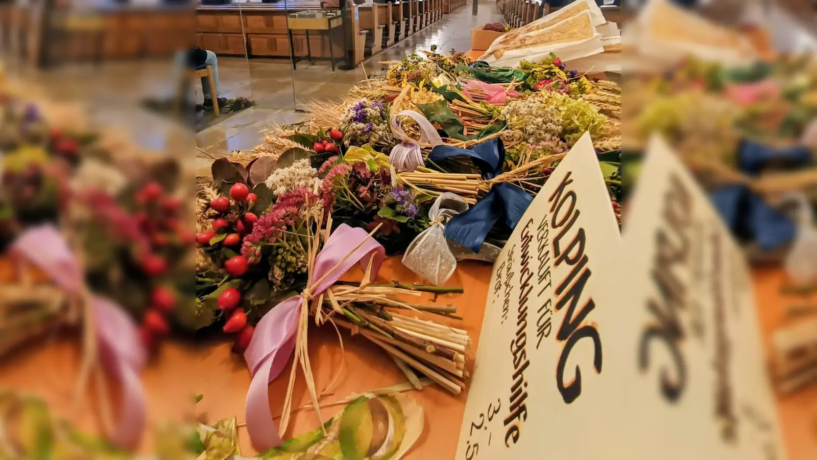 Die Kolpingsfamilie verkaufte Erntesträuße und Fladenbrote zu Gunsten der Kolping-Entwicklungshilfe in Brasilien. (Bild: Markus Aschenbrenner)