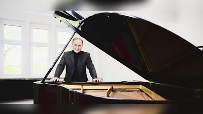 Der renommierte Pianist Christian Seibert begrüßt das neue Jahr mit Klavierkonzerten in der Spitalkirche Schwandorf.  (Bild: ANDREAS LABES)