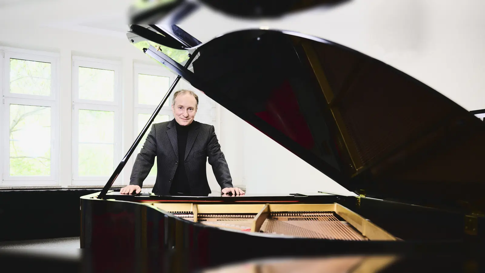 Der renommierte Pianist Christian Seibert begrüßt das neue Jahr mit Klavierkonzerten in der Spitalkirche Schwandorf.  (Bild: ANDREAS LABES)