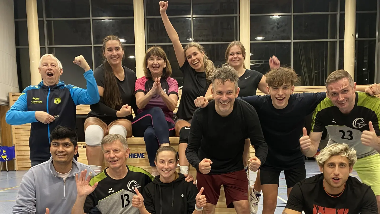 Beim AKW-Volley-Cup 2025 in Schnaittenbach entführte die Mannschaft „die Netzhüpfer” aus Amberg den Siegerpokal in die Patenstadt Amberg. Mit auf dem Foto Turnierleiter „Lato” Dobmeier (hinten links). (Bild: Wolfgang Heldmann)
