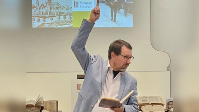 Markus Lommer tauchte in der Synagoge tief in die Geschichte der Sulzbacher Juden ein. (Bild: Kathrin Birner)