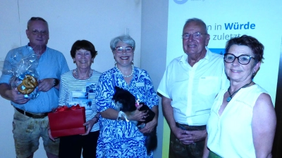 Der Hospizverein ehrte zwei Mitglieder für 10 Jahre ehrenamtliches Engagement., v.l. Claudius Rothbauer, Marita Niethammer, Koordinatorin Andrea Ulrich-Prusko, Vorsitzender Georg Franz Fröhler und Koordinatorin Angela Hering. (Bild: Johann Schmalzl)
