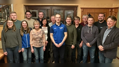 Die neue Vorstandschaft und der neue Ausschuss des TC Schmidgaden e.V., zusammen mit Bürgermeister Andreas Altmann.  (Bild: Anna Bauer )