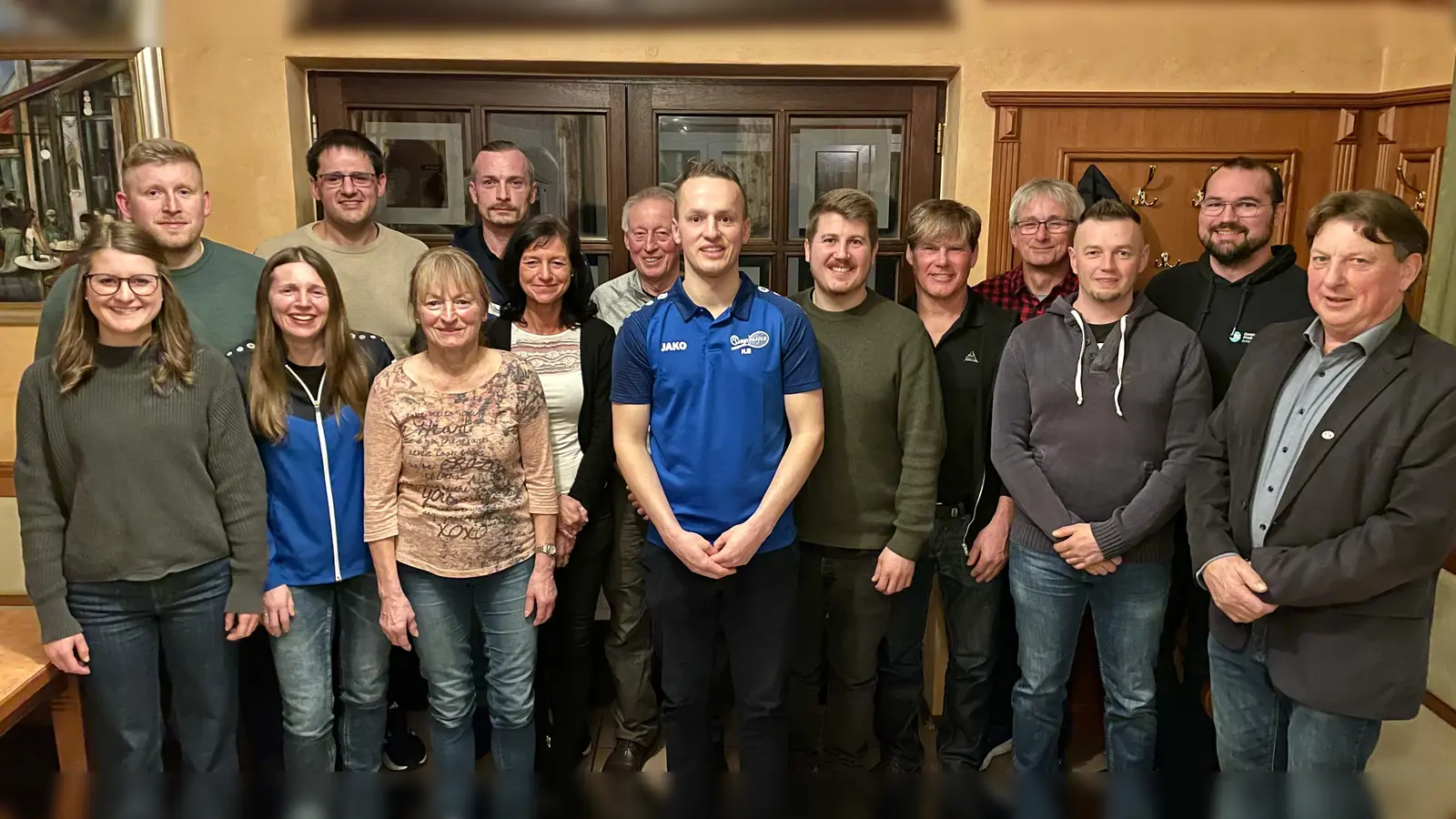 Die neue Vorstandschaft und der neue Ausschuss des TC Schmidgaden e.V., zusammen mit Bürgermeister Andreas Altmann.  (Bild: Anna Bauer )