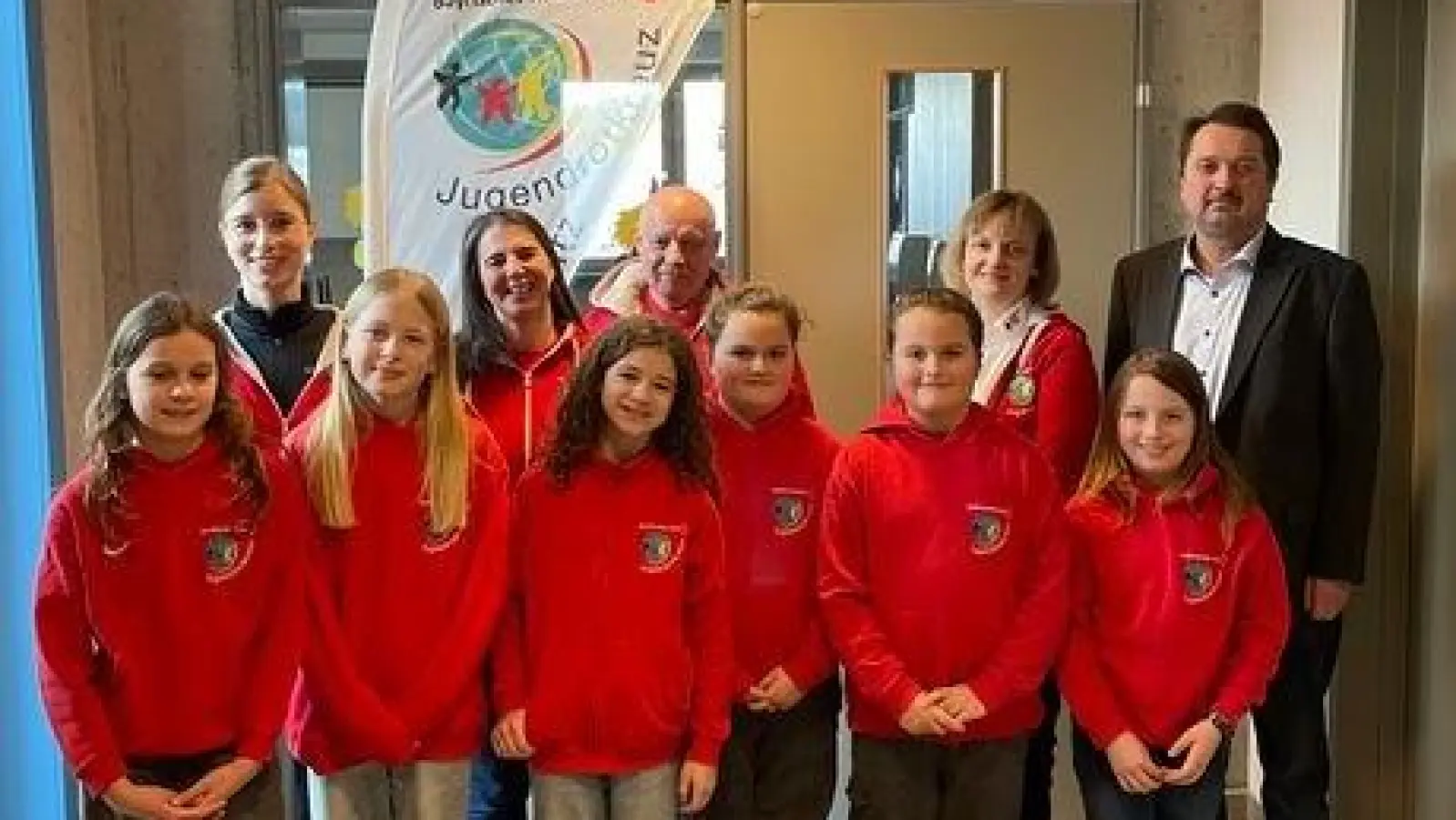 Bürgermeister Schwarz, Gruppenleiterin Renate Schönberger, KAJ Konrad Betz, LDJA Katrin Hofmann stellv. Gruppenleiterin Laura (Hinten von links). (Bild: Thomas Prüll)