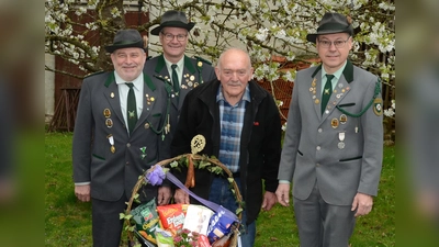 Werner Grünthaler mit Helmut Sperber und Heinz Siegert sowie dem Jubilar Georg Strobel (Bild: Erwin Kolb)