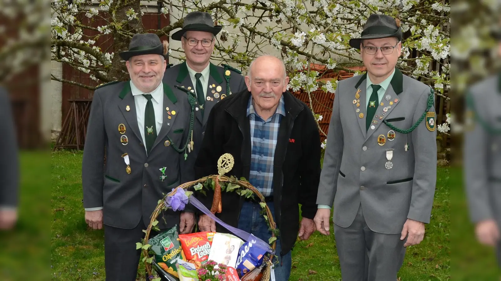 Werner Grünthaler mit Helmut Sperber und Heinz Siegert sowie dem Jubilar Georg Strobel (Bild: Erwin Kolb)