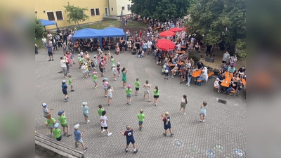 Alle Schüler tanzen an verschiedenen Stellen im Pausenhof zu „Celebration”. (Bild: Alisa Träger)